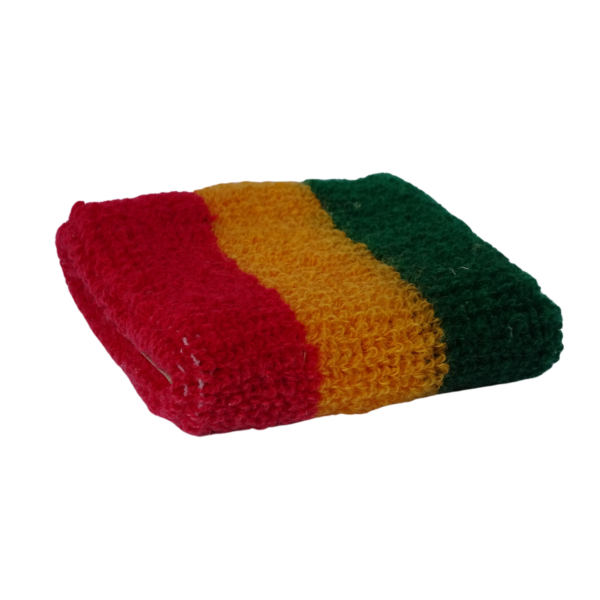 Zweetbandje in de Rasta-kleuren rood, geel en groen. Deze zweetband is bedoeld voor om de pols. Zeer handig tijdens het sporten, om overtollig zweet van je voorhoofd te vegen. De polsband is gemaakt van hoogwaardig badstof, met een erg hoog absorptievermogen. De band is tevens voorzien van elastisch garen, voor extra rekbaarheid. De zweetband kan tevens worden gebruikt als elastiek, om je dreadlocks bij elkaar te houden.